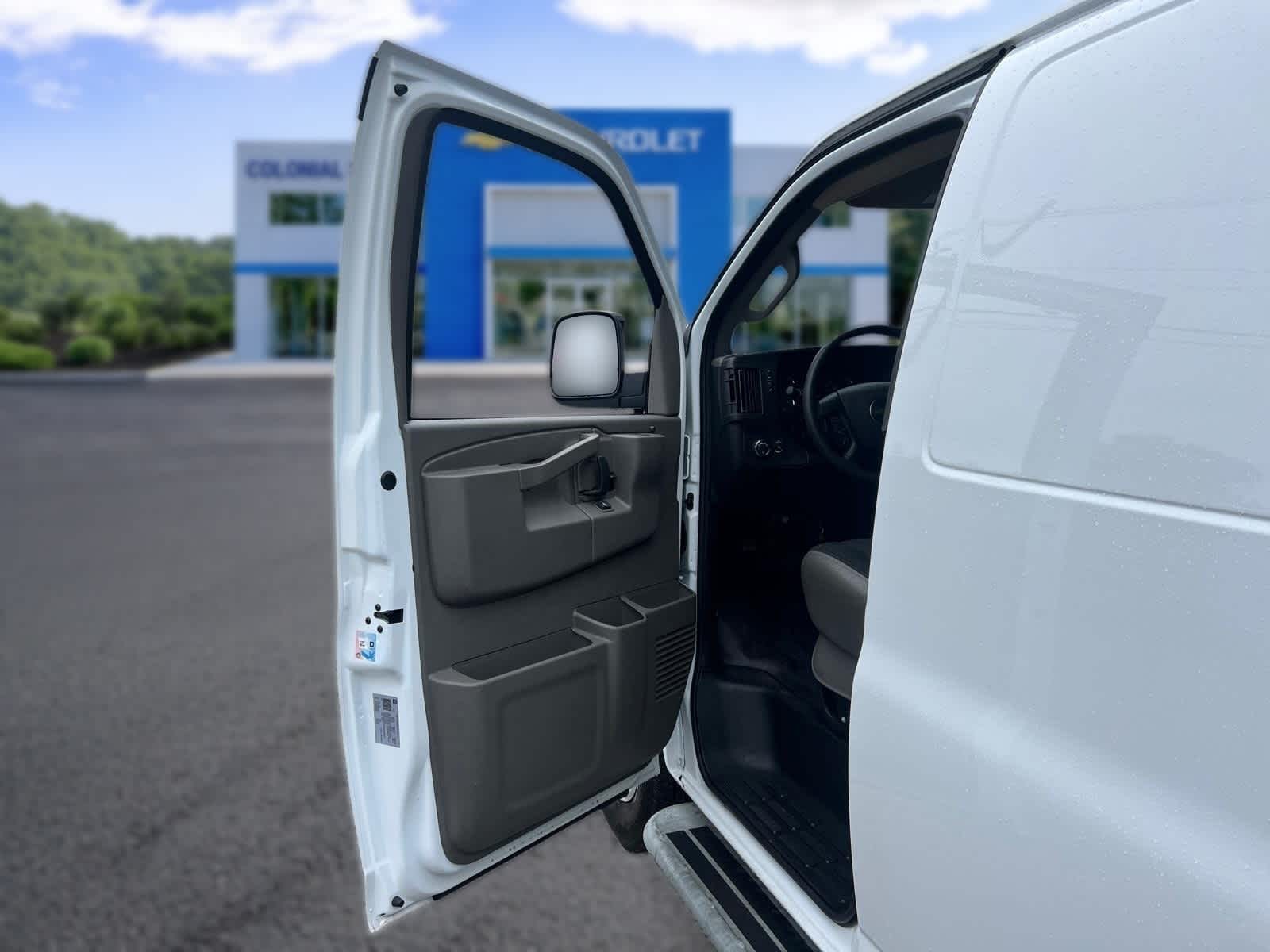 2025 Chevrolet Express Cargo WT