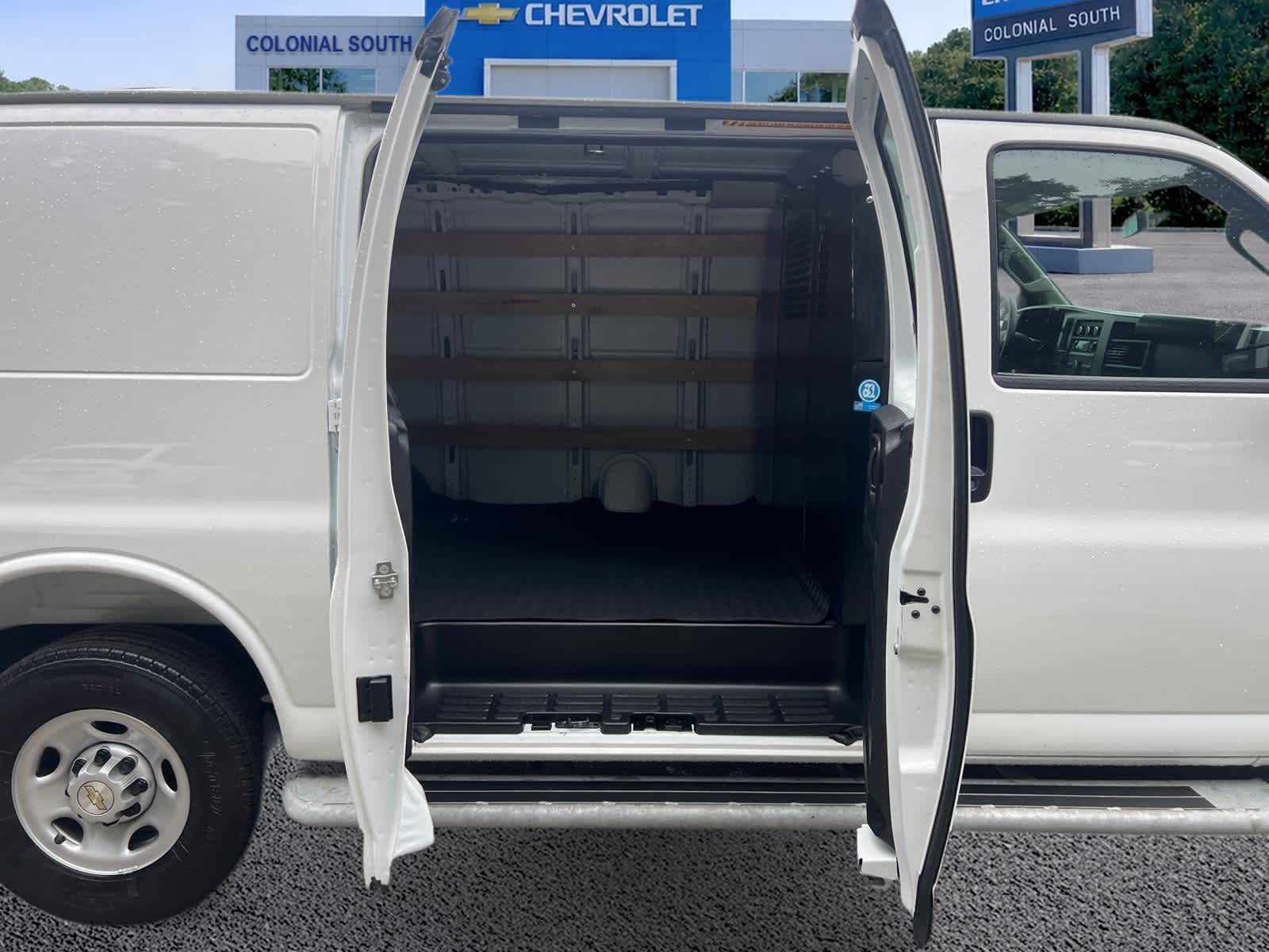 2025 Chevrolet Express Cargo WT