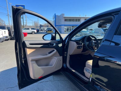 2025 Porsche Macan BASE/T