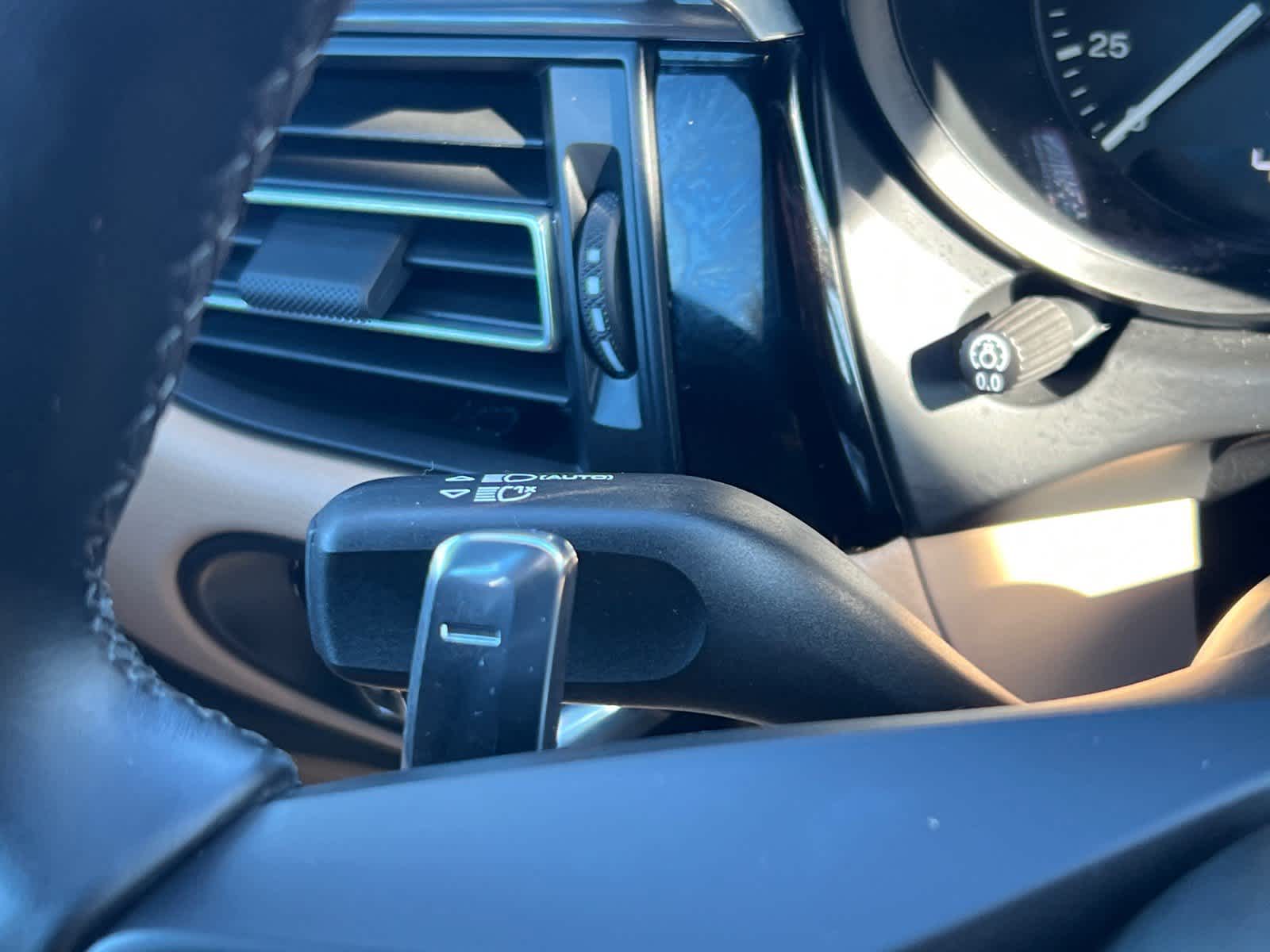 2025 Porsche Macan BASE/T