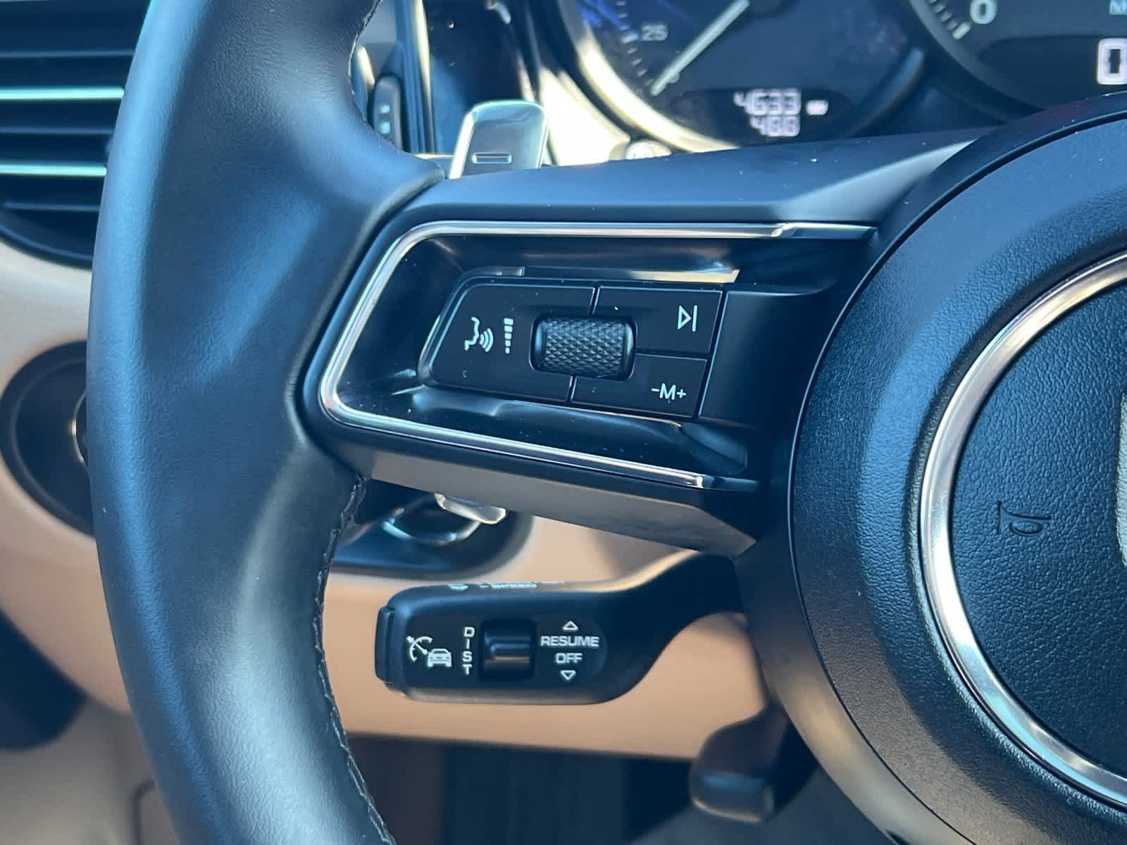 2025 Porsche Macan BASE/T