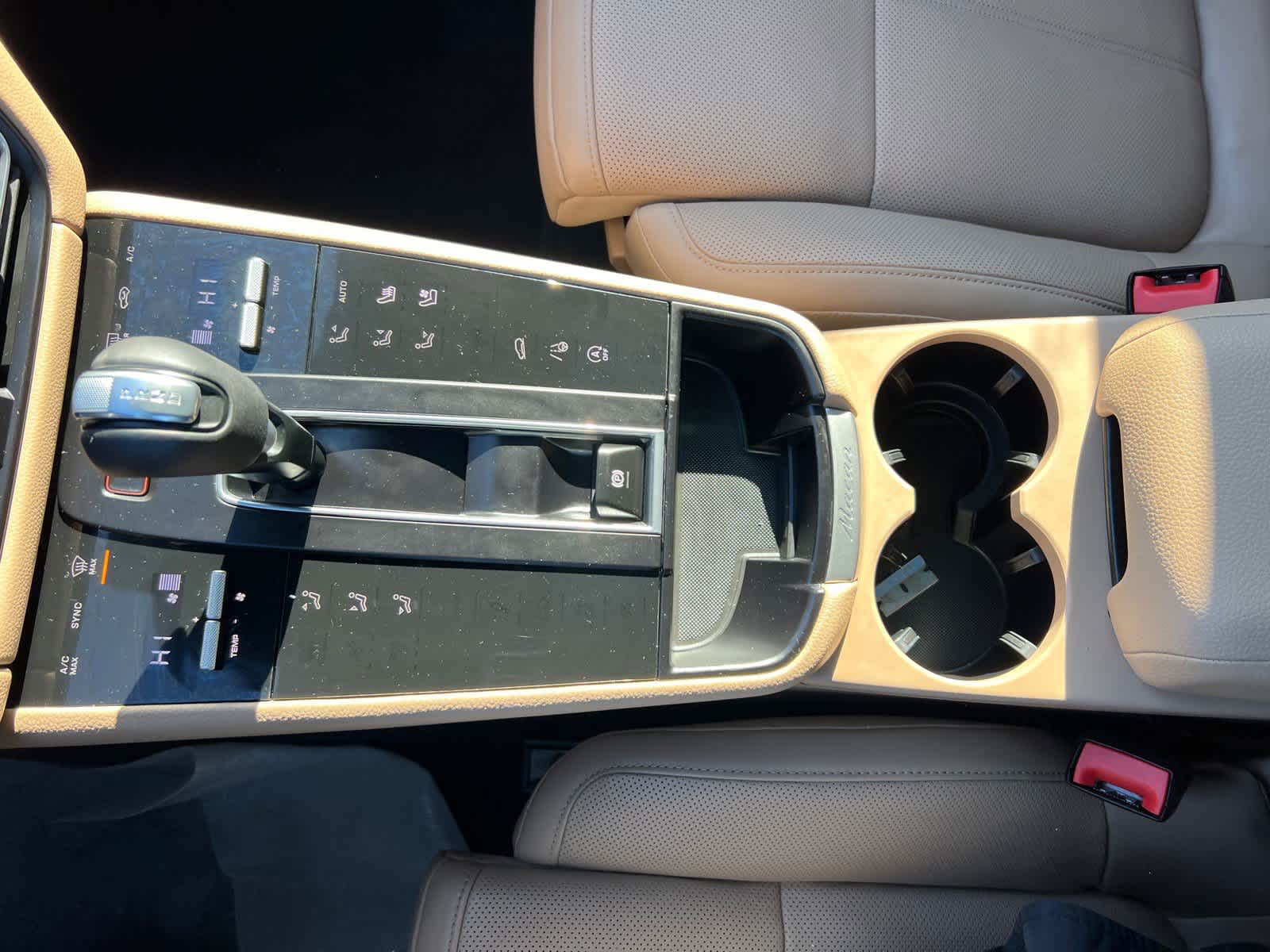 2025 Porsche Macan BASE/T