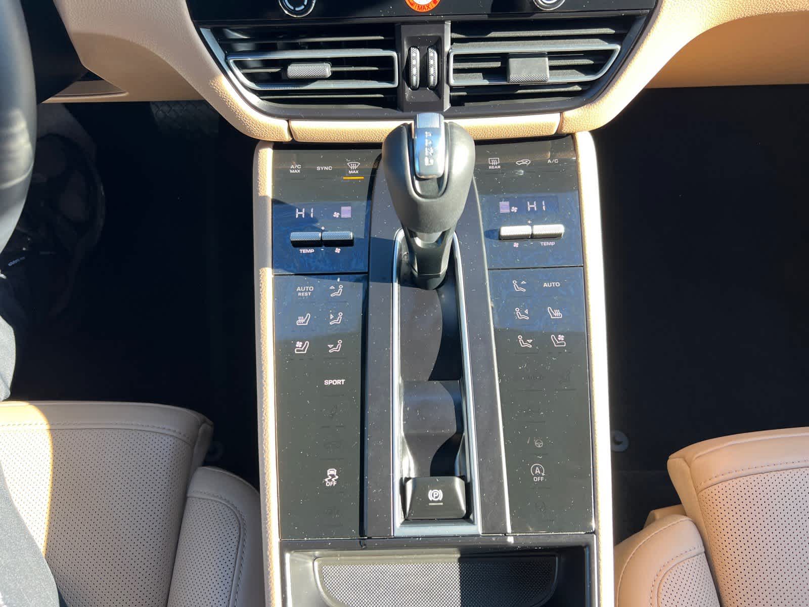 2025 Porsche Macan BASE/T