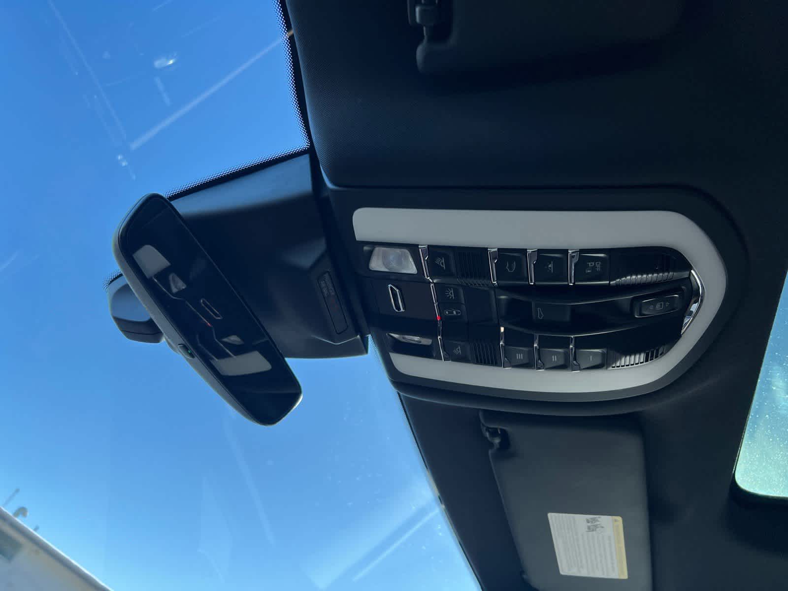 2025 Porsche Macan BASE/T