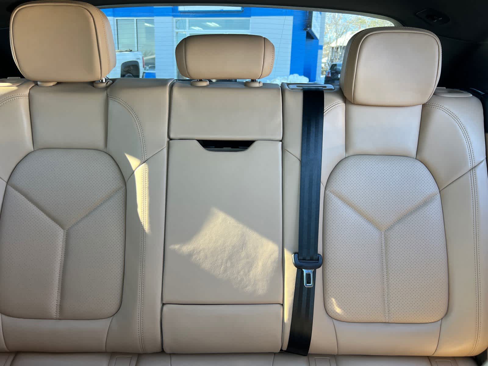 2025 Porsche Macan BASE/T