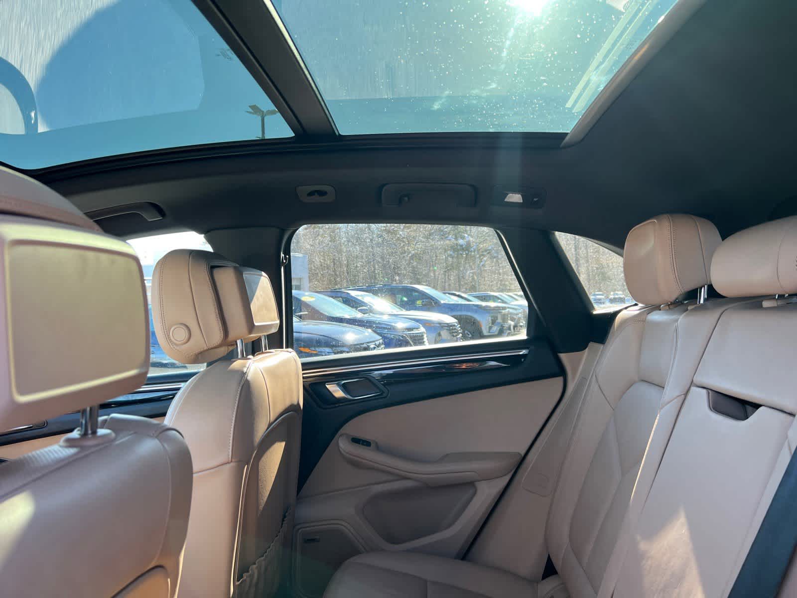 2025 Porsche Macan BASE/T