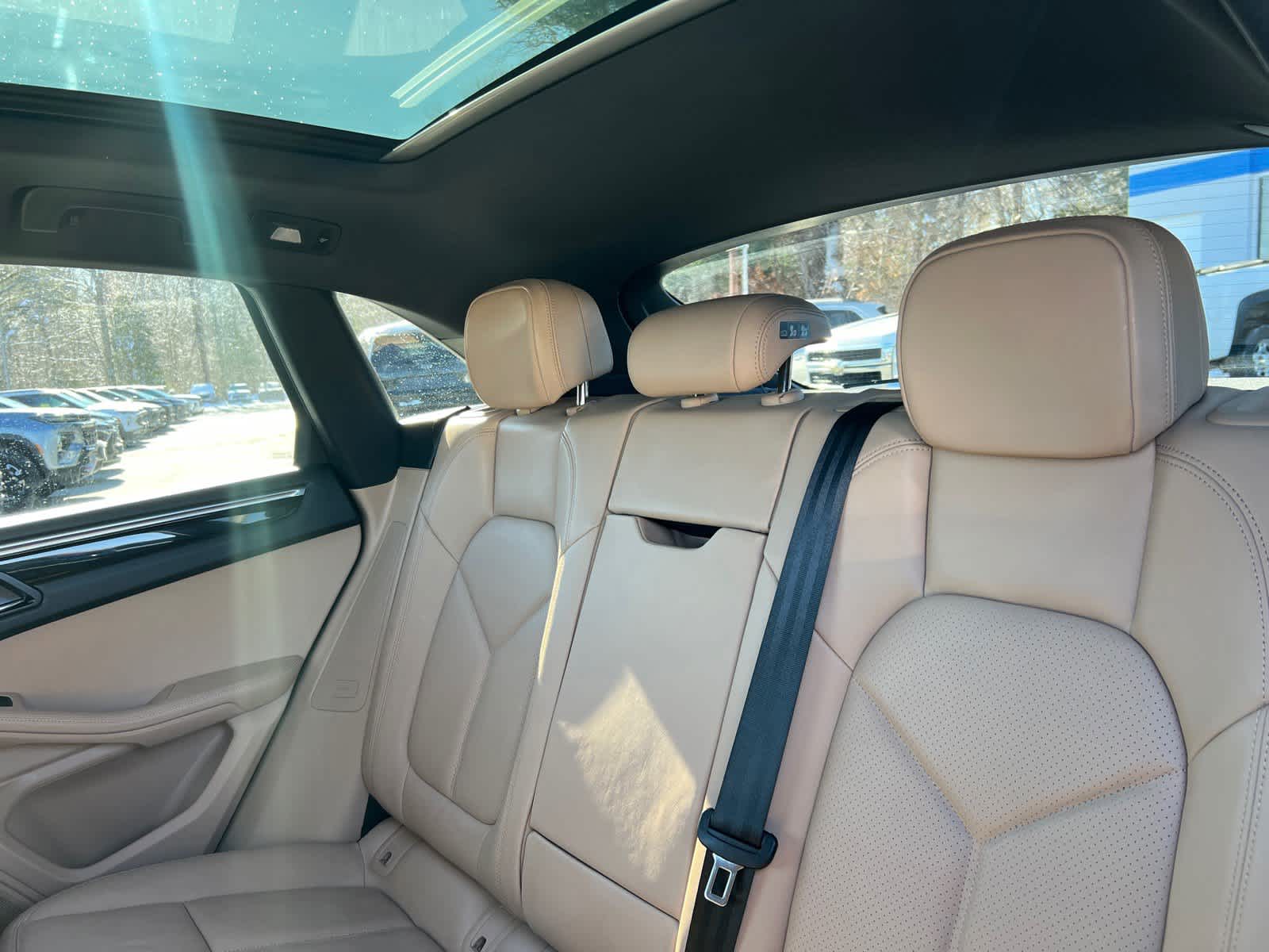 2025 Porsche Macan BASE/T