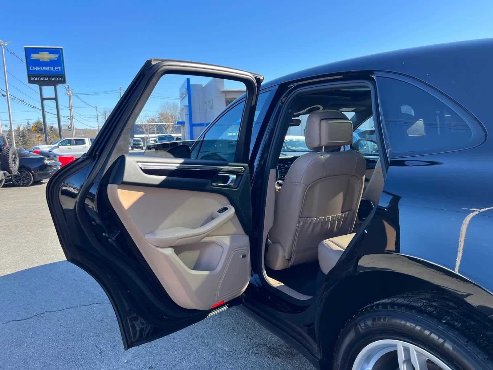 2025 Porsche Macan BASE/T