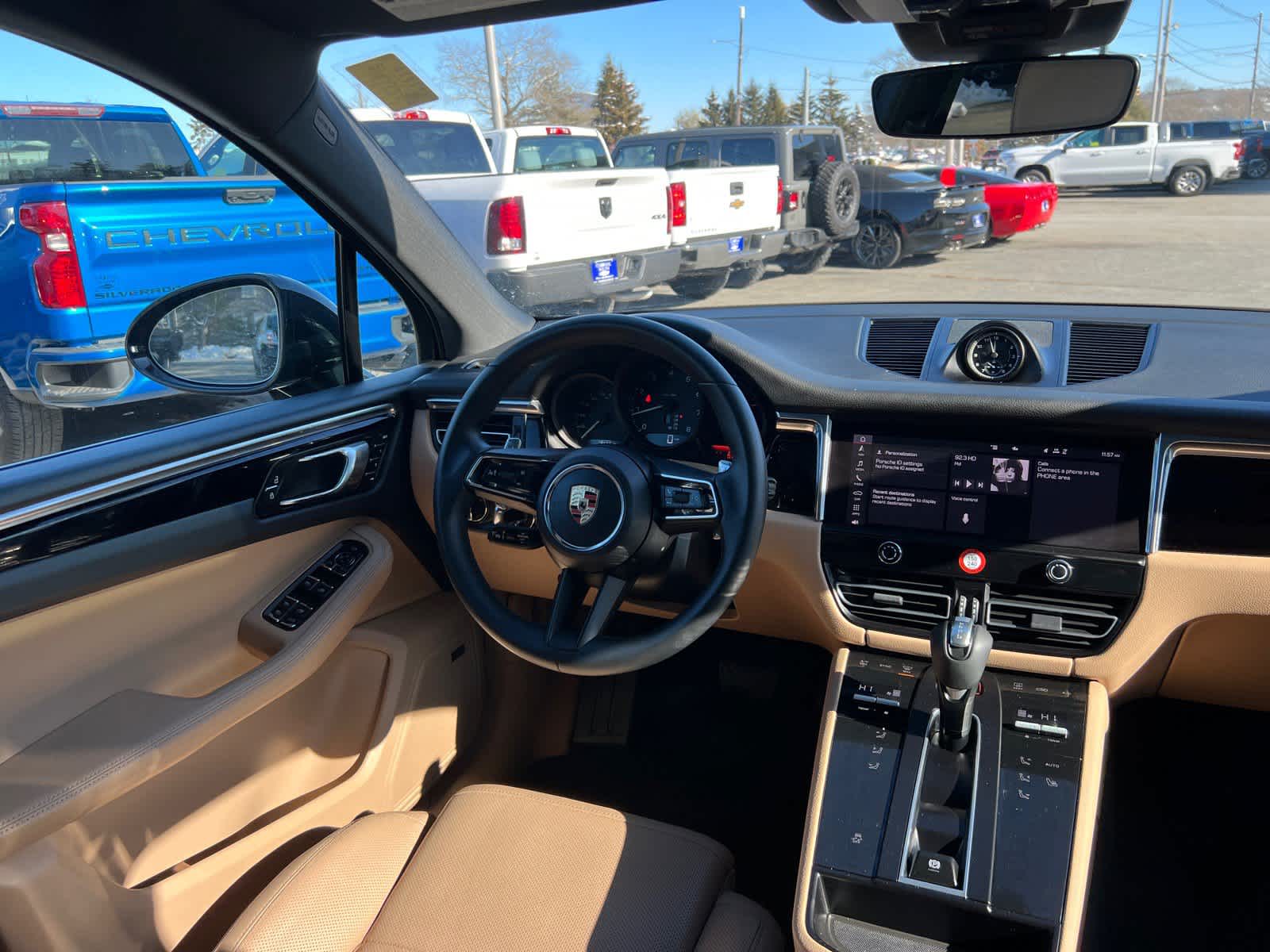 2025 Porsche Macan BASE/T