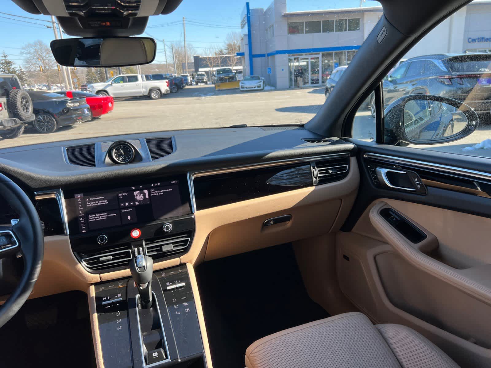 2025 Porsche Macan BASE/T