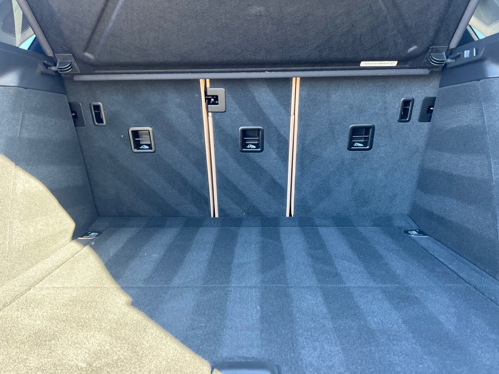 2025 Porsche Macan BASE/T