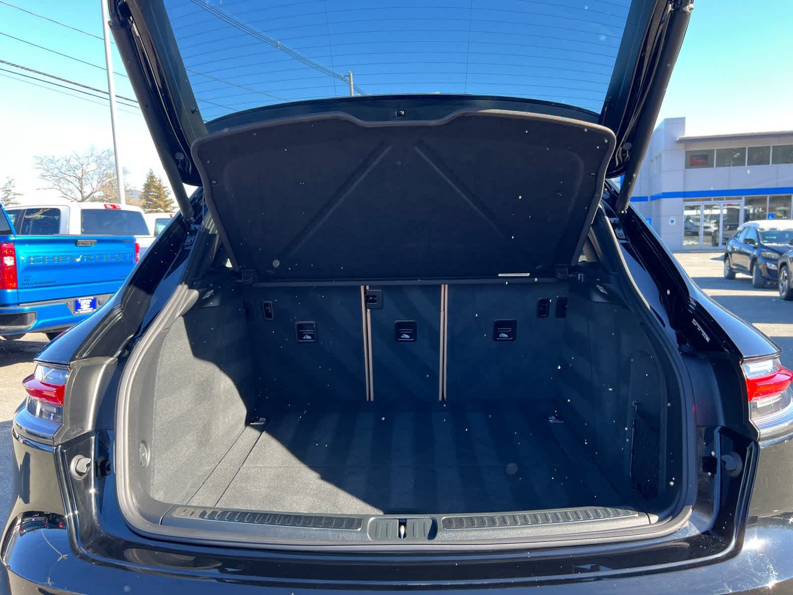 2025 Porsche Macan BASE/T