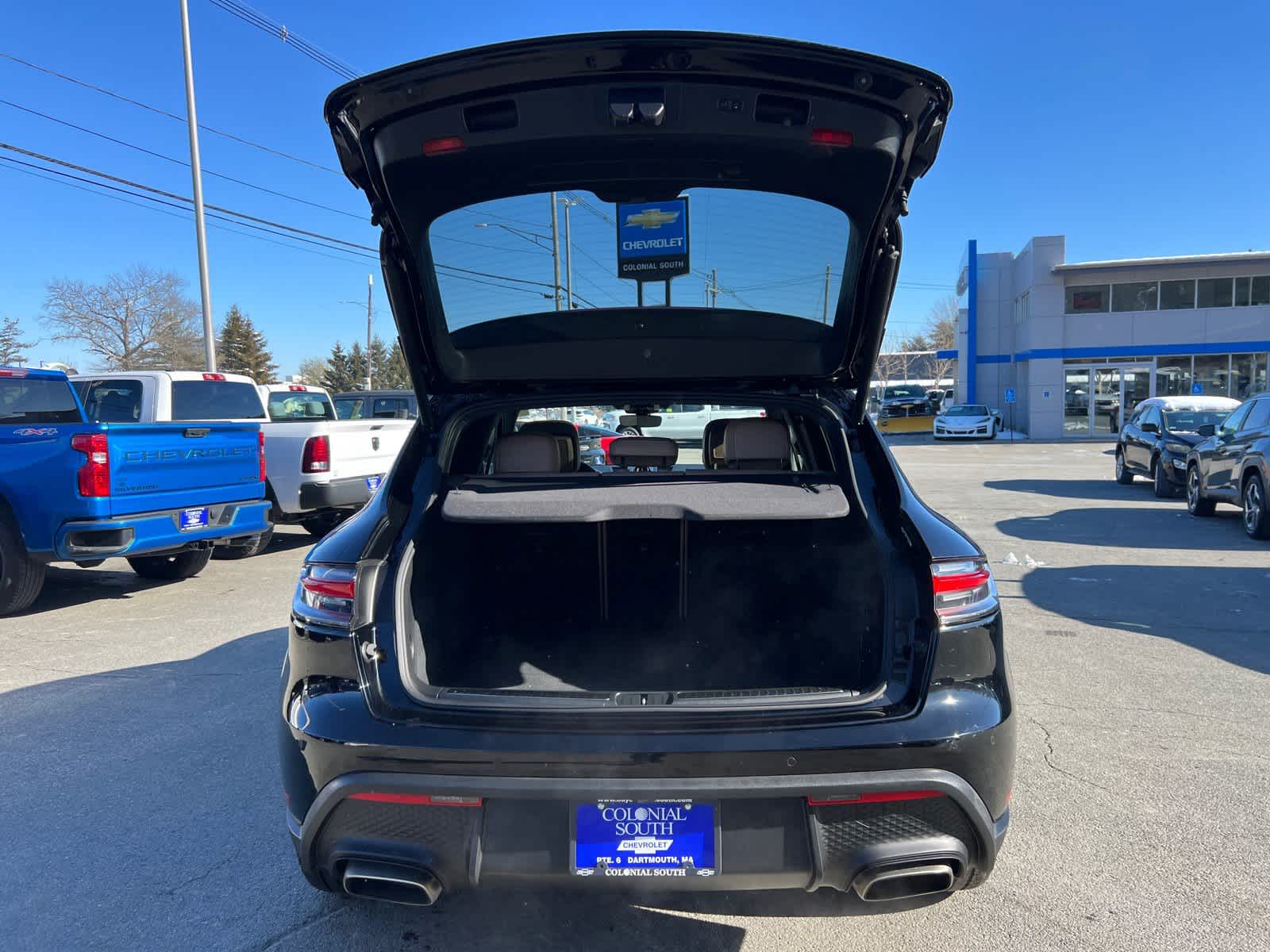 2025 Porsche Macan BASE/T