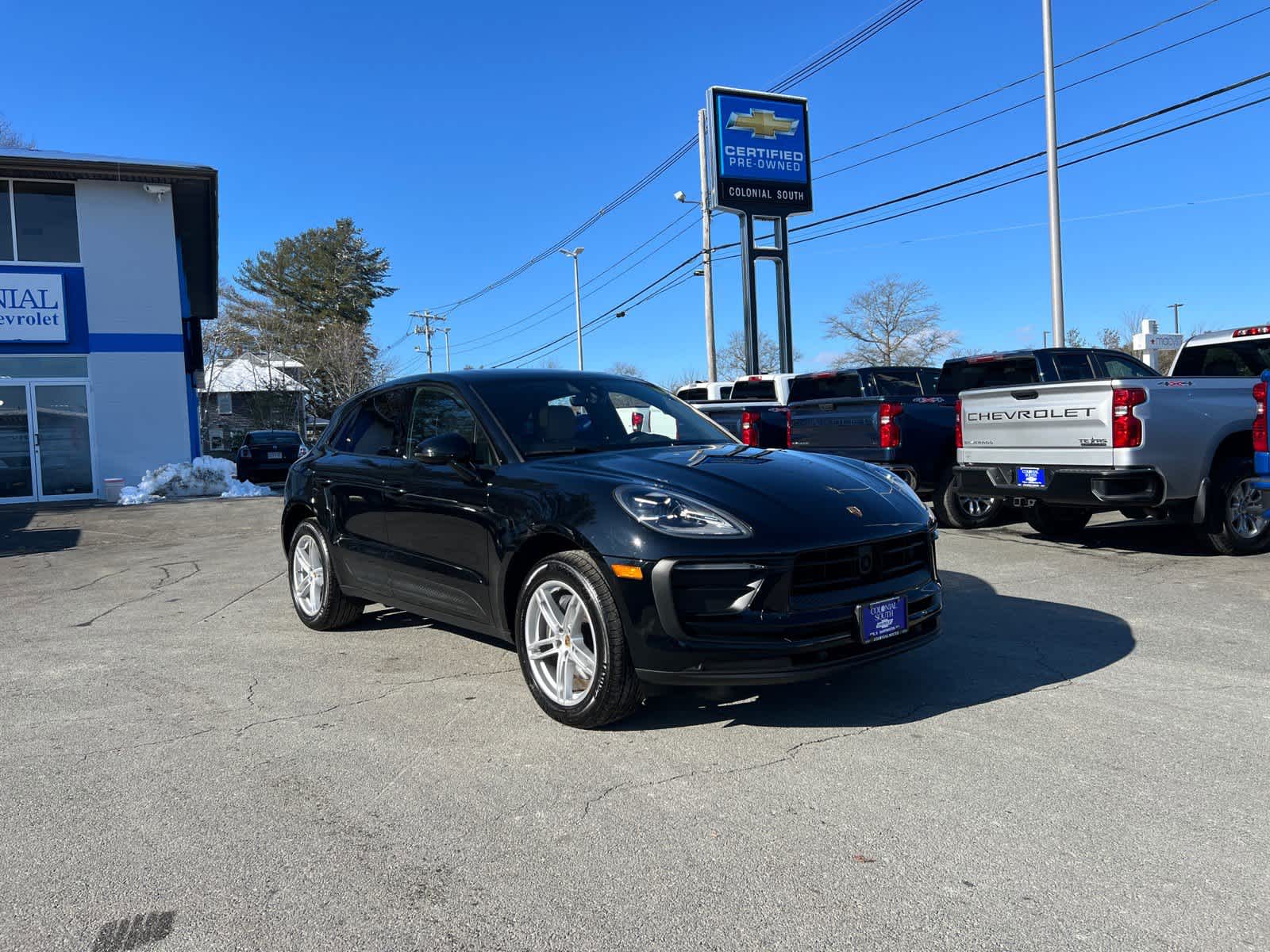 2025 Porsche Macan BASE/T